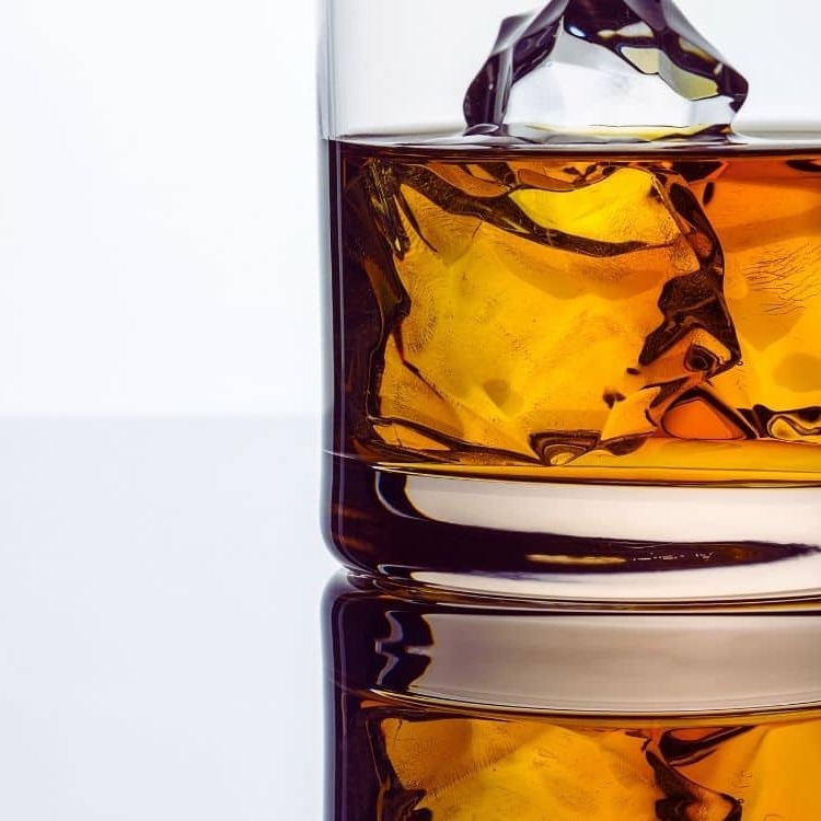 kieliszek gin z tonikiem